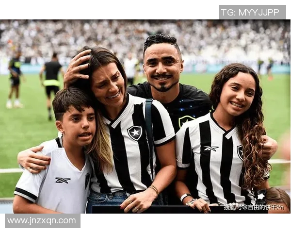 揭秘足坛最美球星太太们背后的故事与她们如何影响巨星人生